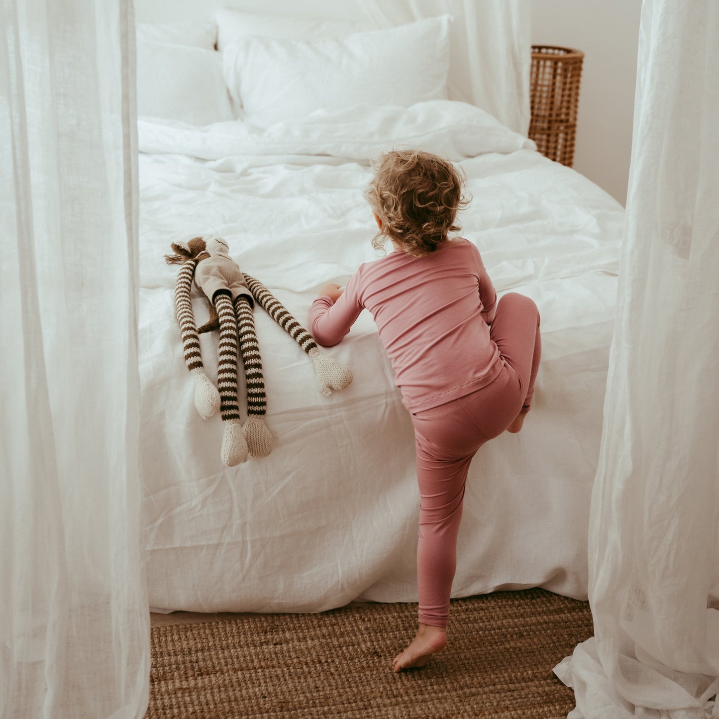 Anvi Baby - Pyjama Set Lilac - girl climbing