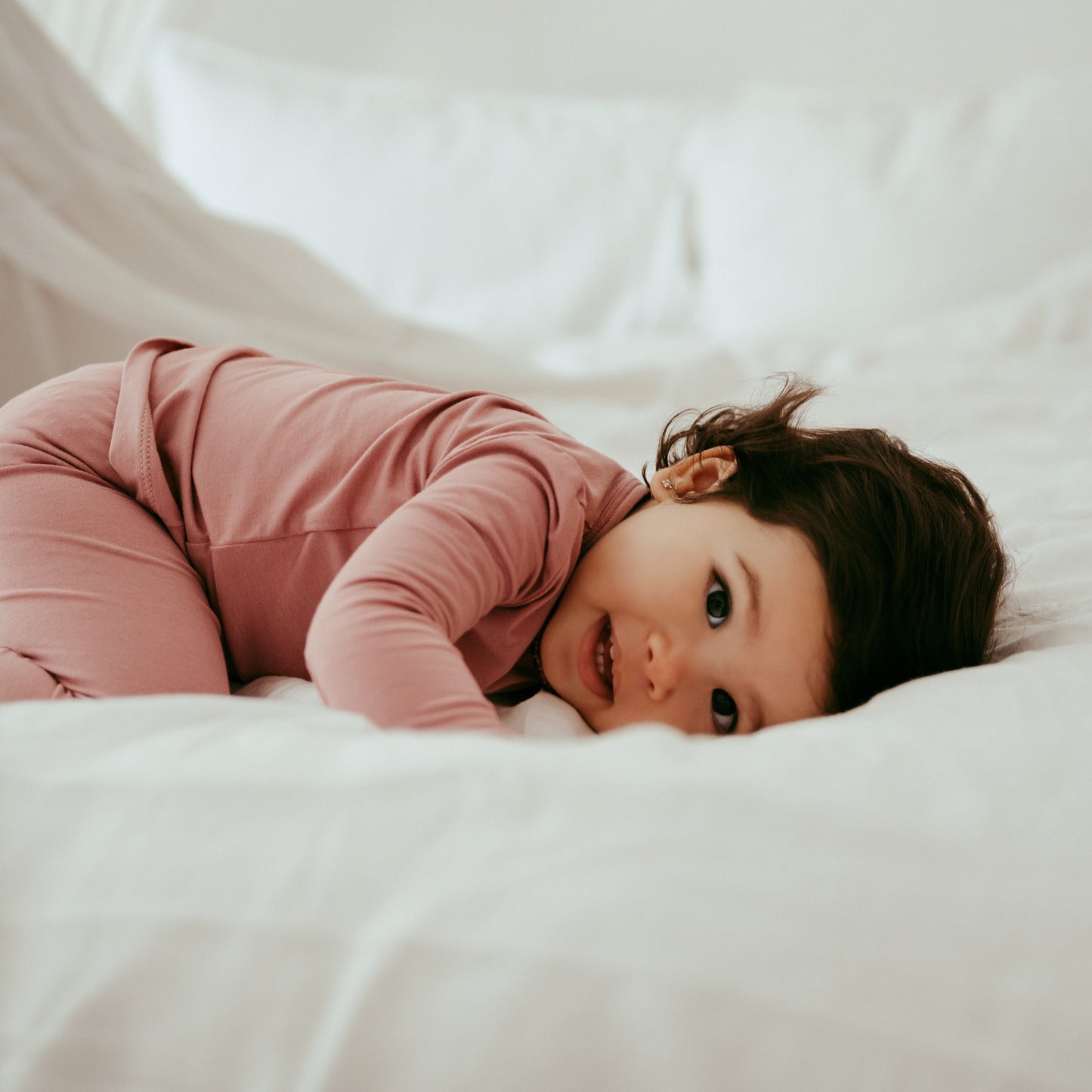 Anvi Baby - Pyjama Set Lilac - girl lying down