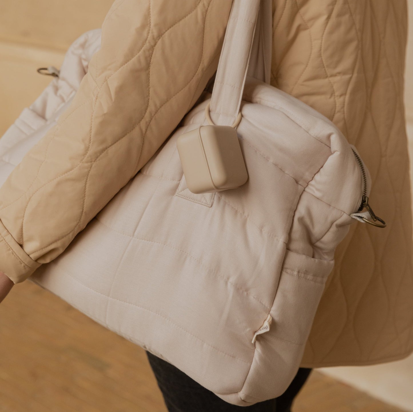 BIBS Dummy Box - Vanilla - lady with bag