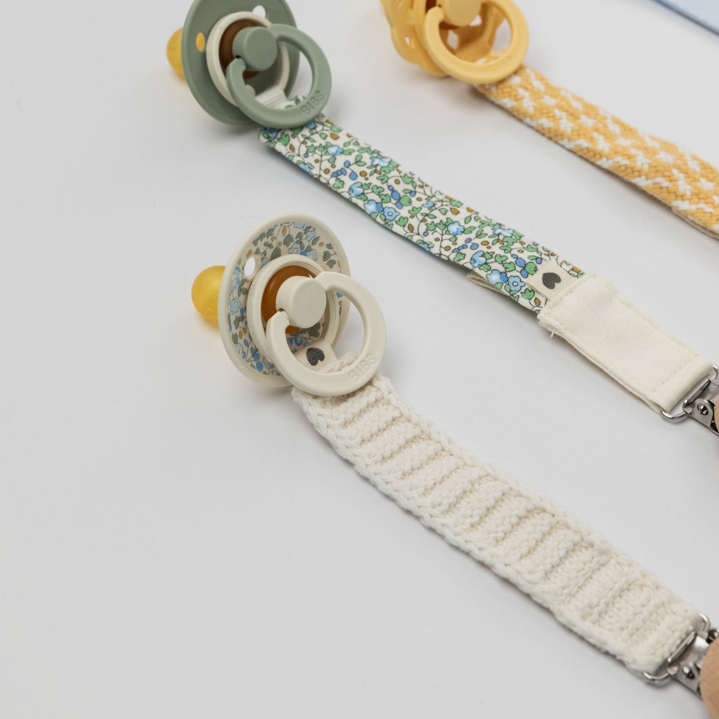 BIBS dummy clip knitted IVORY - braided with others - pacifier clip bibs