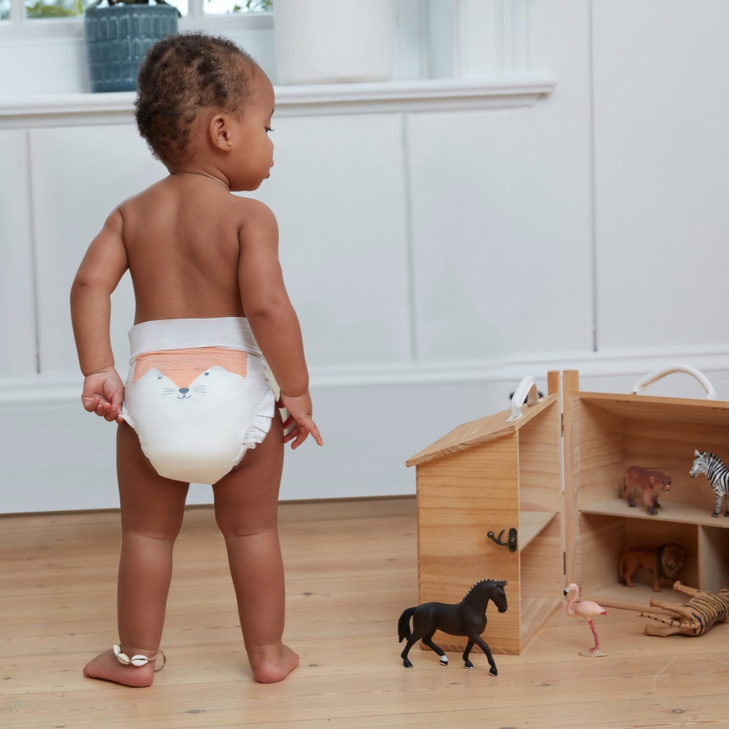 Kit & Kin nappy size 4 - standing child with toys
