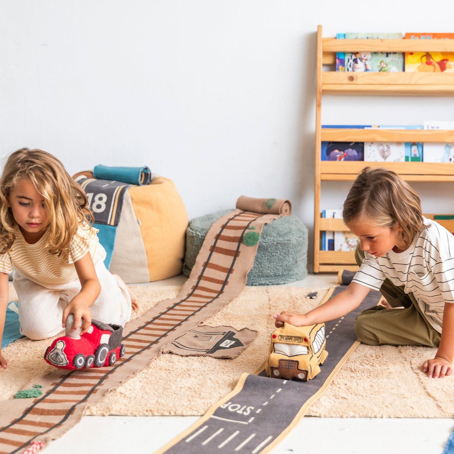 Lorena Canals Ride & Roll (School Bus) - play