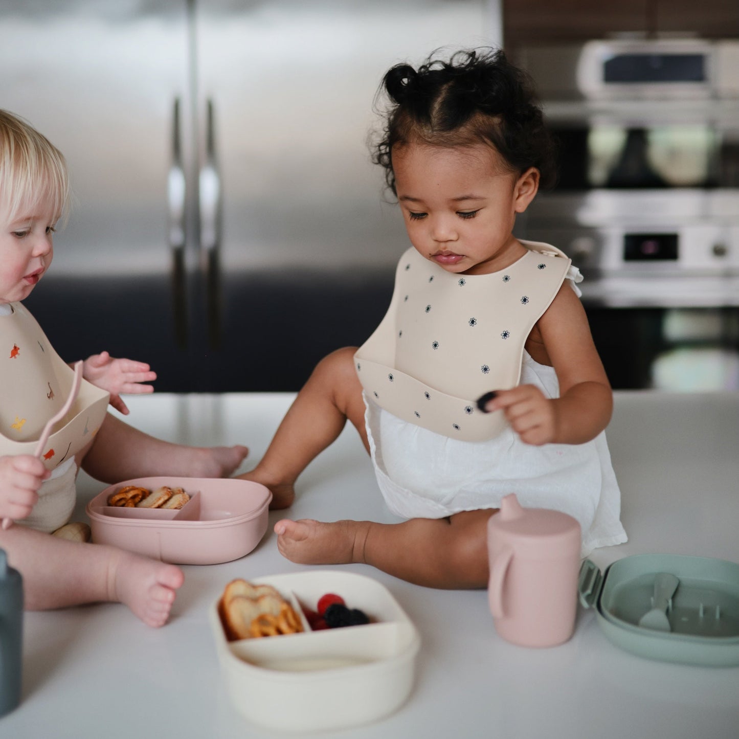 Mushie - Lunchbox - Blush - kids eating