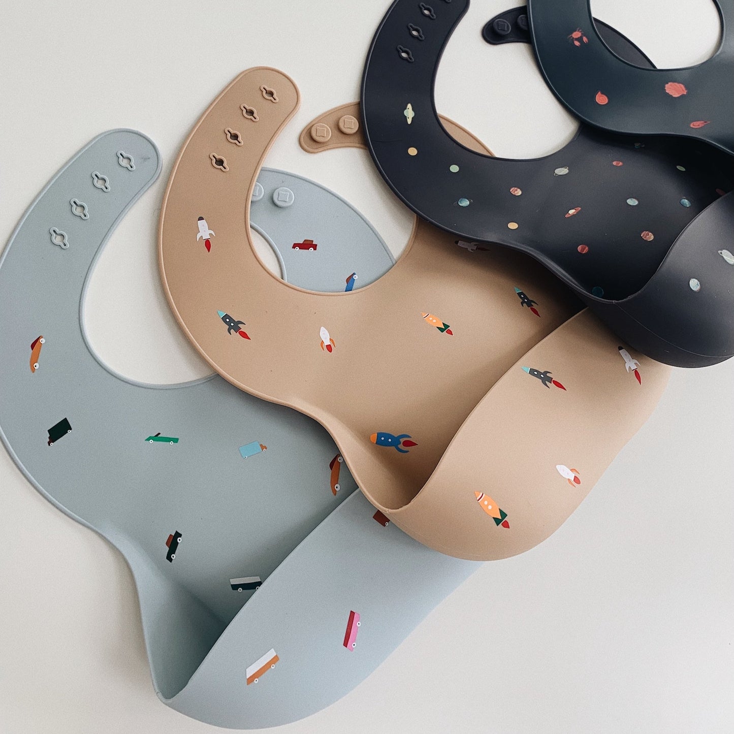 Mushie - Silicone Bib - Retro Cars mix patterns