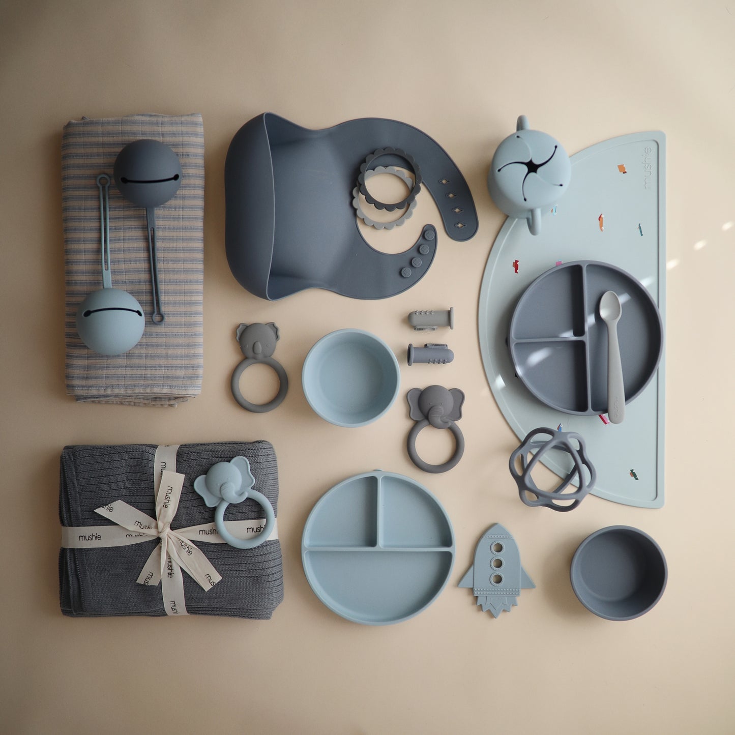 Mushie - Silicone Placemat - Retro Cars blue mix