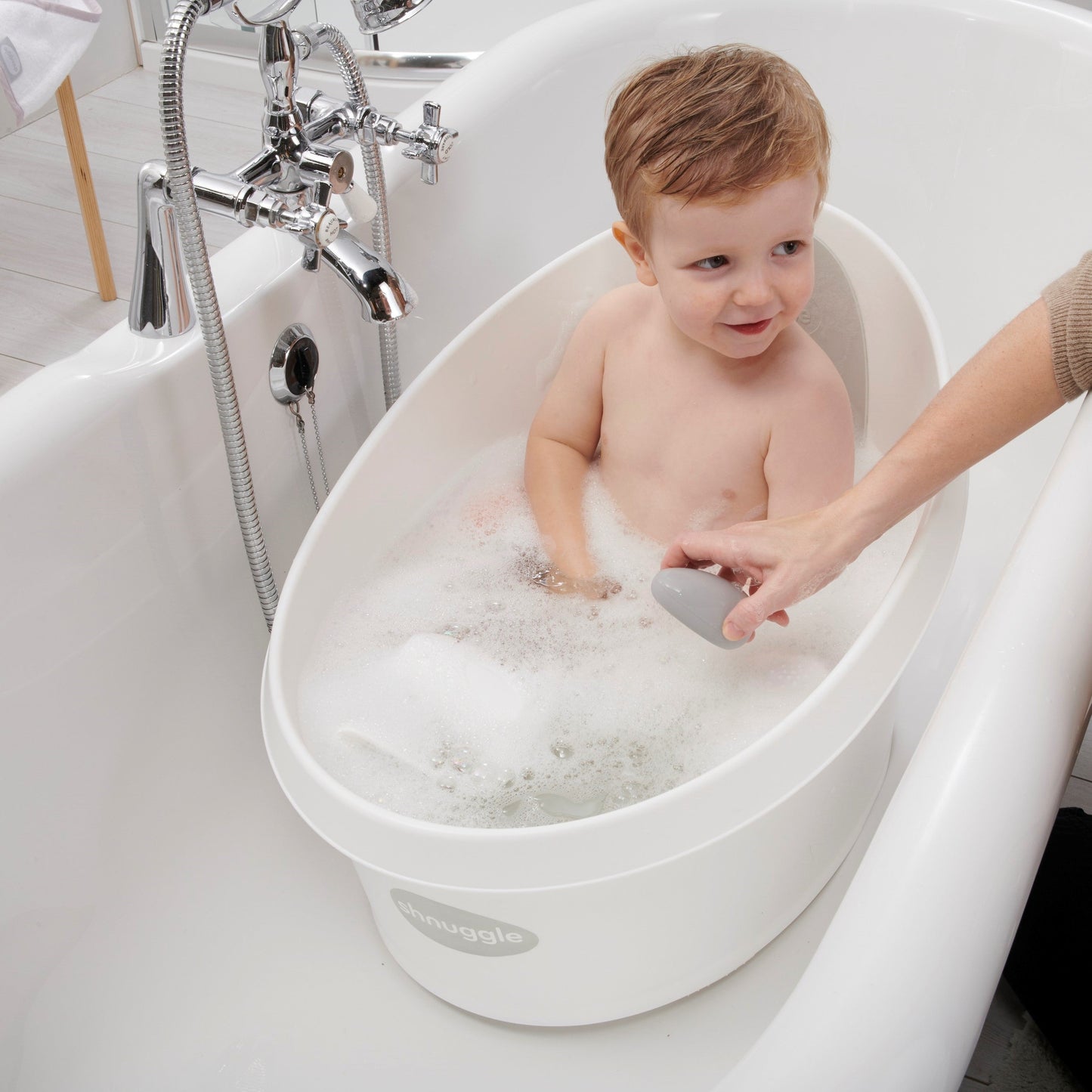 Shnuggle - Pebbly Bath Thermometer - baby in bath