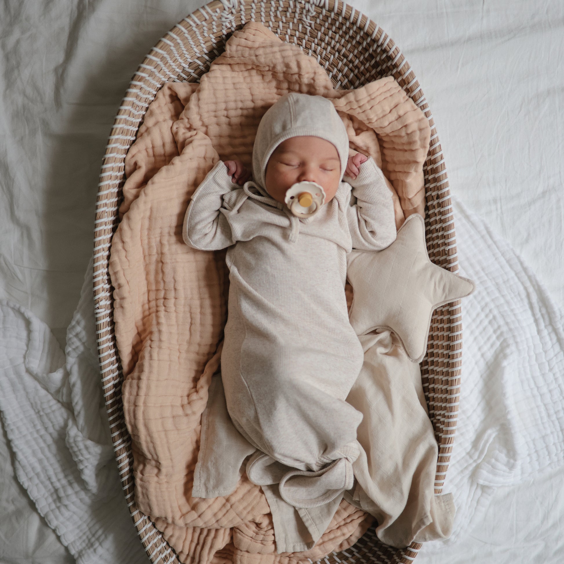 FRIGG Dummies - Daisy Chamomile - newborn sleeping - best baby dummy - best dummy for breastfed baby 